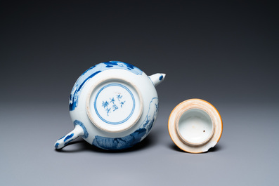 Une th&eacute;i&egrave;re couverte en porcelaine de Chine en bleu et blanc, marque de Chenghua, Kangxi