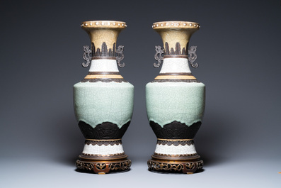 Une paire de vases dite 'de Nankin' sur socles en bronze, Chine, 19&egrave;me