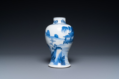 Un vase en porcelaine de Chine en bleu et blanc &agrave; d&eacute;cor d'un paysage montagneux, Kangxi