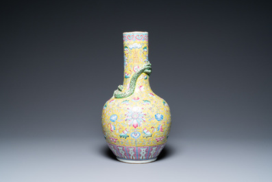 Een Chinese flesvormige famille rose vaas met gele fondkleur, 19e eeuw