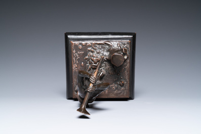 Un groupe en bronze figurant un b&ucirc;cheron, Vietnam, 19/20&egrave;me