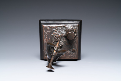 A Vietnamese bronze sculpture depicting a lumberjack, 19/20th C.