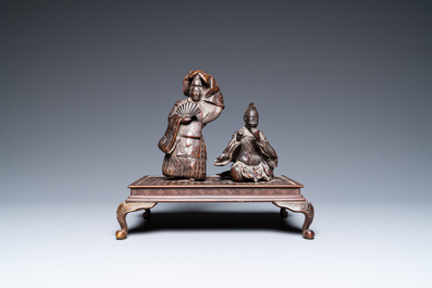 Een Japanse bronzen okimono met twee figuren op een basis, Meiji, 19e eeuw