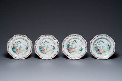 Huit assiettes en porcelaine de Chine famille rose figurant un couple dans un bateau, Qianlong