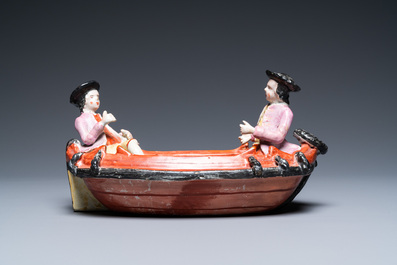 Un groupe en fa&iuml;ence polychrome petit feu de Delft figurant deux rameurs dans un canot, 2&egrave;me moiti&eacute; du 18&egrave;me