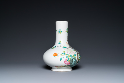 Un vase de forme bouteille en porcelaine de Chine famille rose figurant un cerf et deux grues, 19/20&egrave;me