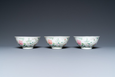 Trois bols en porcelaine de Chine famille rose, marque de Hongxian, R&eacute;publique