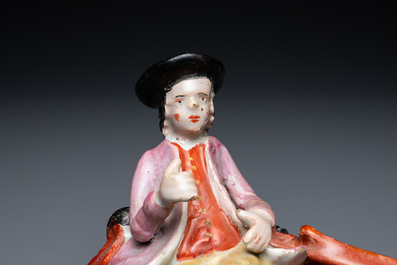 Un groupe en fa&iuml;ence polychrome petit feu de Delft figurant deux rameurs dans un canot, 2&egrave;me moiti&eacute; du 18&egrave;me