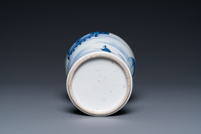 Un vase en porcelaine de Chine en bleu et blanc &agrave; d&eacute;cor d'un paysage montagneux, Kangxi