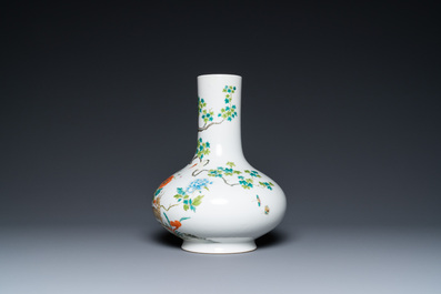 Un vase de forme bouteille en porcelaine de Chine famille rose figurant un cerf et deux grues, 19/20&egrave;me