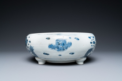 Un br&ucirc;le-parfum tripod en porcelaine de Chine en bleu et blanc &agrave; d&eacute;cor de dragons, Kangxi