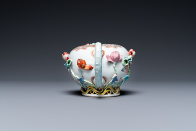 Une th&eacute;i&egrave;re en porcelaine de Chine famille rose &agrave; d&eacute;cor appliqu&eacute;, Yongzheng