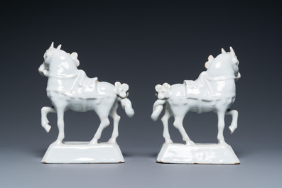 Paire de chevaux en fa&iuml;ence blanche de Delft, 18&egrave;me