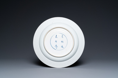 Un plat en porcelaine de Chine famille verte &agrave; d&eacute;cor d'un br&ucirc;le-parfum, Kangxi