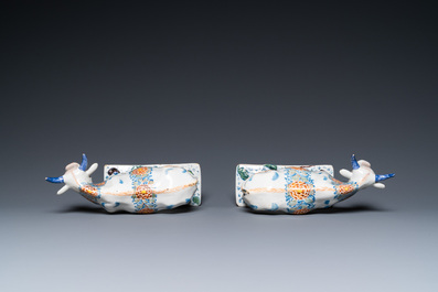 Une paire de vaches sur tertres aux grenouilles en fa&iuml;ence polychrome de Delft, 18&egrave;me