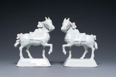 Paire de chevaux en fa&iuml;ence blanche de Delft, 18&egrave;me