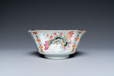 Un bol en porcelaine de Chine famille rose &agrave; d&eacute;cor de papillons, marque de Chenghua, 19/20&egrave;me