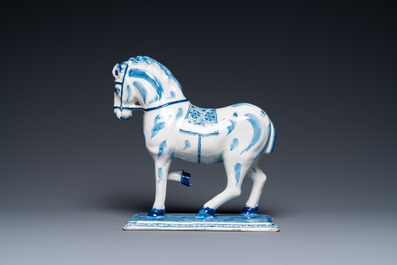 Un cheval en fa&iuml;ence de Delft en bleu et blanc, 18&egrave;me