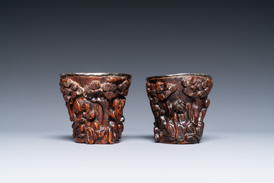 Une paire de tasses &agrave; vin en bois de coco aux int&eacute;rieurs en argent, Chine, Ming