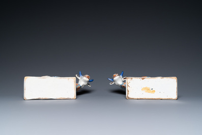 Une paire de vaches sur tertres aux grenouilles en fa&iuml;ence polychrome de Delft, 18&egrave;me