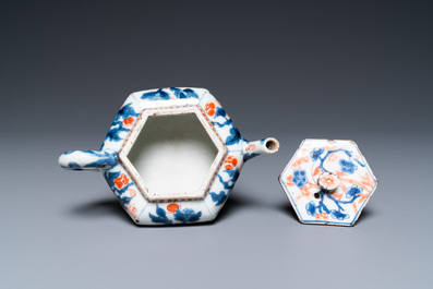 Een Chinese hexagonale Imari-stijl theepot met deksel, Kangxi