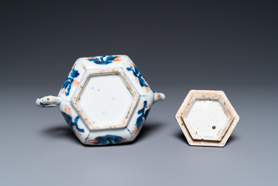 Une th&eacute;i&egrave;re couverte de forme hexagonale en porcelaine de Chine de style Imari, Kangxi