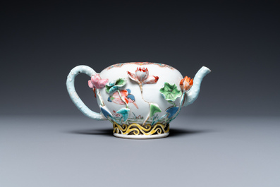 Une th&eacute;i&egrave;re en porcelaine de Chine famille rose &agrave; d&eacute;cor appliqu&eacute;, Yongzheng