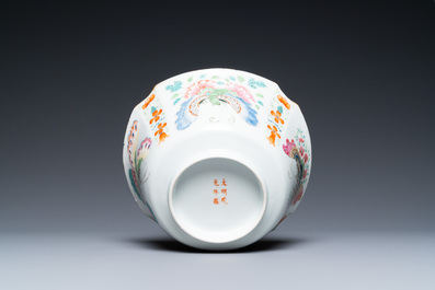 Un bol en porcelaine de Chine famille rose &agrave; d&eacute;cor de papillons, marque de Chenghua, 19/20&egrave;me