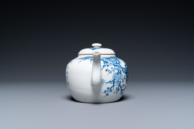 Een Chinese 'Bleu de Hue' theepot met dubbel Tho-decor, Ruo Shen Zhen Cang merk, 19e eeuw