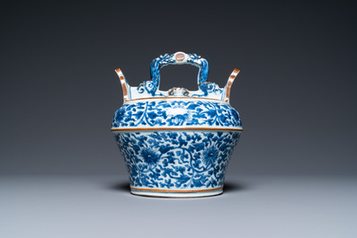 A Chinese blue and white lime pot for the Vietnamese market, Kangxi
