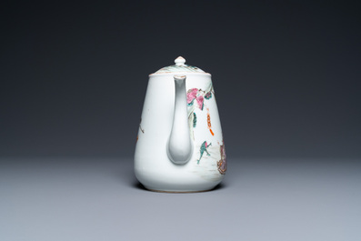Une verseuse couverte en porcelaine de Chine famille rose, 19&egrave;me