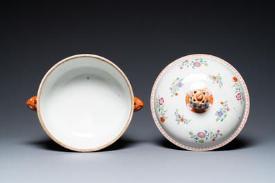 Une terrine couverte en porcelaine de Chine de style famille rose, Qianlong
