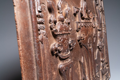 Un panneau en bois sculpt&eacute; &agrave; d&eacute;cor d'antiquit&eacute;s, Chine, 19&egrave;me