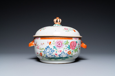 Une terrine couverte en porcelaine de Chine de style famille rose, Qianlong