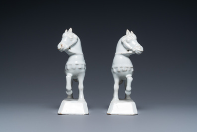 Een paar witte Delftse paarden, 18e eeuw