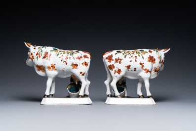 Une paire de groupes de vaches et laitiers en fa&iuml;ence blanche de Delft peint &agrave; froid, 18&egrave;me