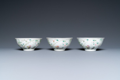 Trois bols en porcelaine de Chine famille rose, marque de Hongxian, R&eacute;publique