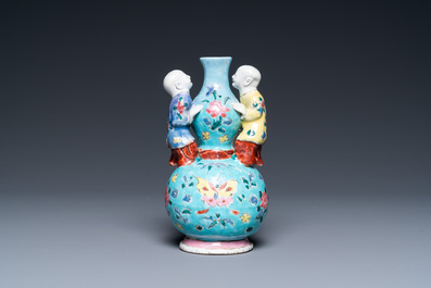 Un vase de forme double gourde orn&eacute; de trois gar&ccedil;ons en porcelaine de Chine famille rose, Qianlong