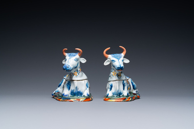 Een paar polychrome Delftse terrines in de vorm van koeien, 18e eeuw