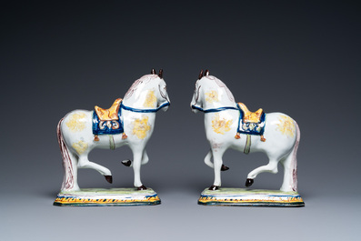 Une paire de chevaux en fa&iuml;ence polychrome de Delft, 18&egrave;me