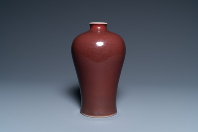Un vase de forme 'meiping' en porcelaine de Chine rouge fonc&eacute; monochrome, marque et &eacute;poque de Qianlong