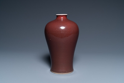 Een Chinese monochrome donker-koperrode 'meiping' vaas, Qianlong merk en periode