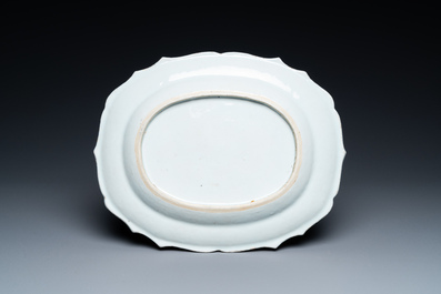 Un plat de forme ovale en porcelaine de Chine famille rose &agrave; d&eacute;cor d'un musicien europ&eacute;en, Qianlong