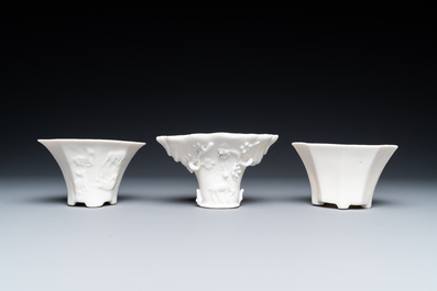 Deux paires de porte-b&acirc;tons, trois coupes libatoires et quatre figures en porcelaine blanc de Chine de Dehua, Kangxi et apr&egrave;s