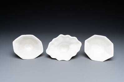 Deux paires de porte-b&acirc;tons, trois coupes libatoires et quatre figures en porcelaine blanc de Chine de Dehua, Kangxi et apr&egrave;s