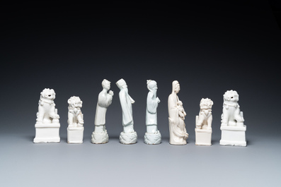 Deux paires de porte-b&acirc;tons, trois coupes libatoires et quatre figures en porcelaine blanc de Chine de Dehua, Kangxi et apr&egrave;s