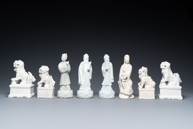 Deux paires de porte-b&acirc;tons, trois coupes libatoires et quatre figures en porcelaine blanc de Chine de Dehua, Kangxi et apr&egrave;s