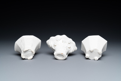 Deux paires de porte-b&acirc;tons, trois coupes libatoires et quatre figures en porcelaine blanc de Chine de Dehua, Kangxi et apr&egrave;s