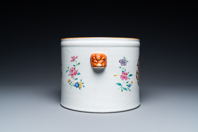 Un raffra&icirc;chissoir en porcelaine de Chine famille rose orn&eacute; d'un monogramme dor&eacute;, Qianlong