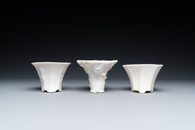 Deux paires de porte-b&acirc;tons, trois coupes libatoires et quatre figures en porcelaine blanc de Chine de Dehua, Kangxi et apr&egrave;s